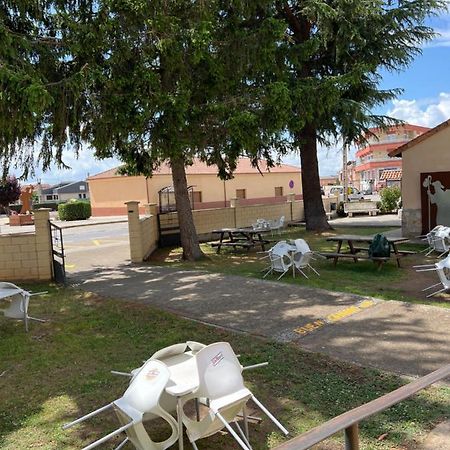 Albergue Municipal Vandrerhjem San Martín del Camino Eksteriør bilde
